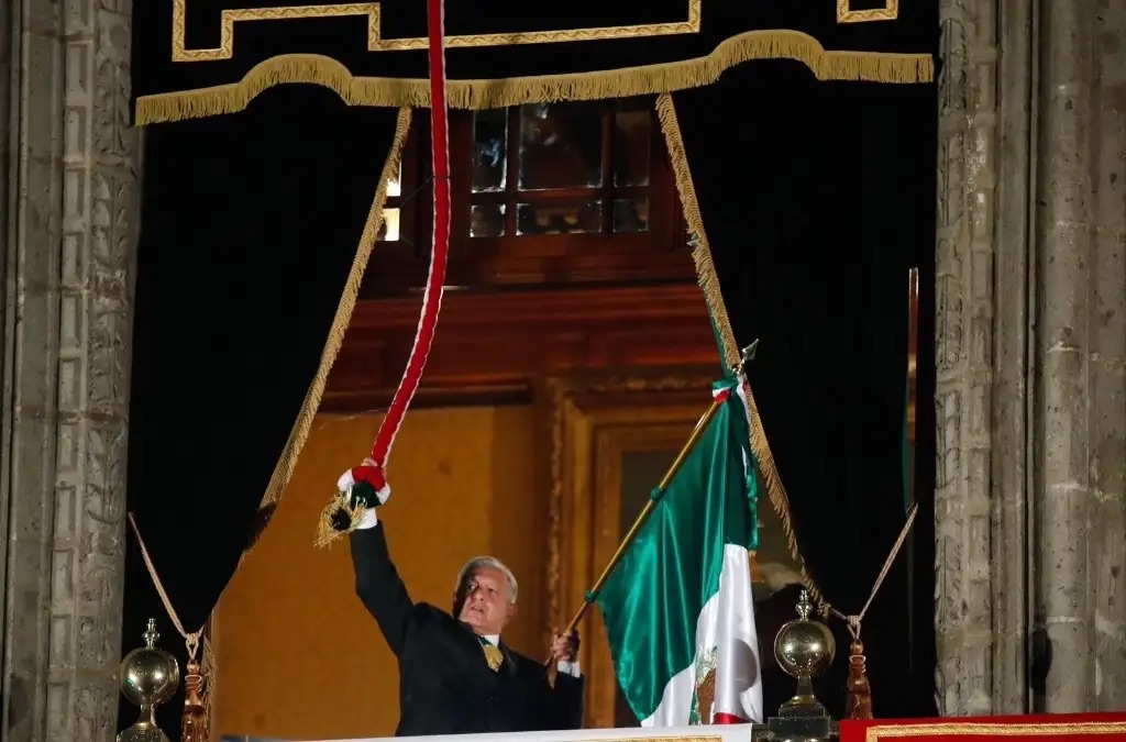 Júbilo y patriotismo desbordan el Zócalo en último grito de AMLO