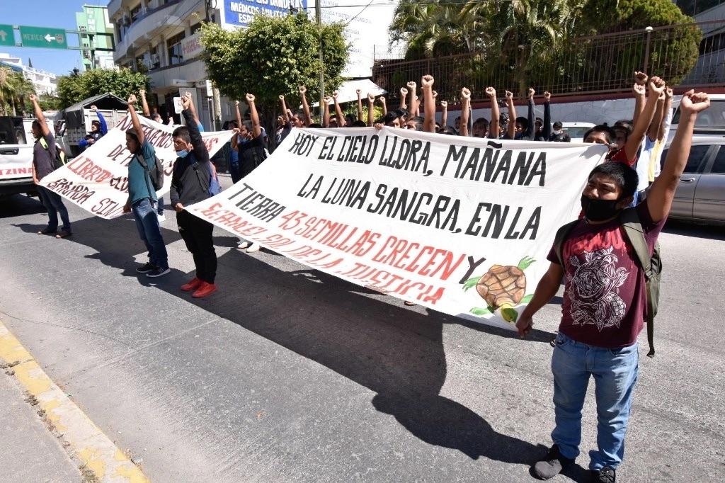 Recuerdan a los 43 durante desfile de la Independencia en Tixtla